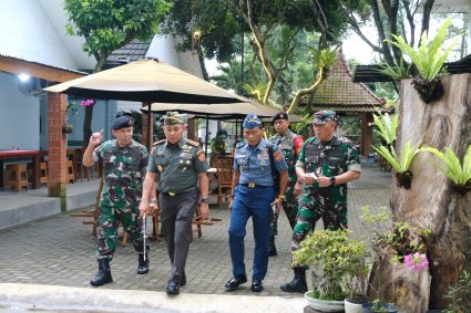 DANKODIKLAT TNI  KUNJUNGI SEPA PK  TNI