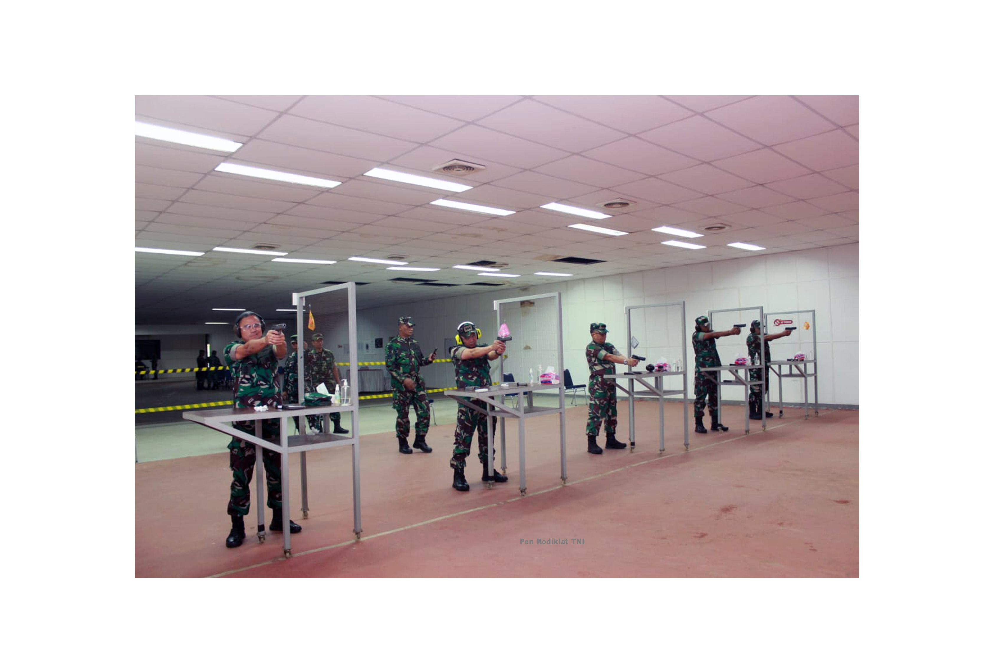 LATIHAN MENEMBAK SENJATA PISTOL