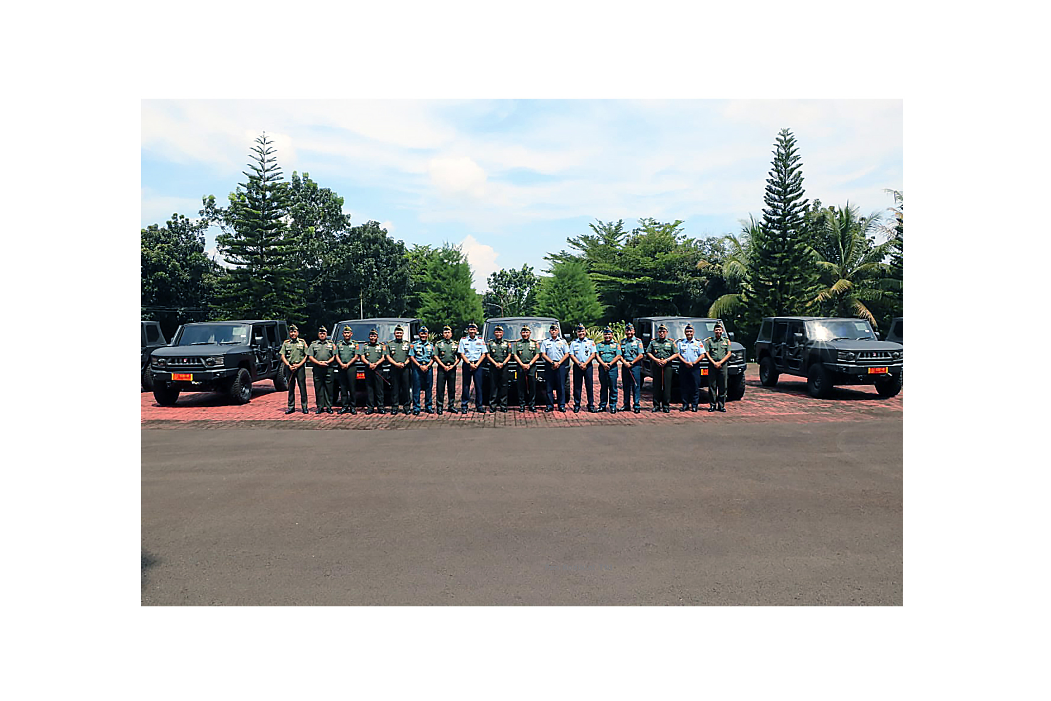 DANKODIKLAT TNI SERAHKAN KENDARAAN TAKTIS “MAUNG TANGGUH”