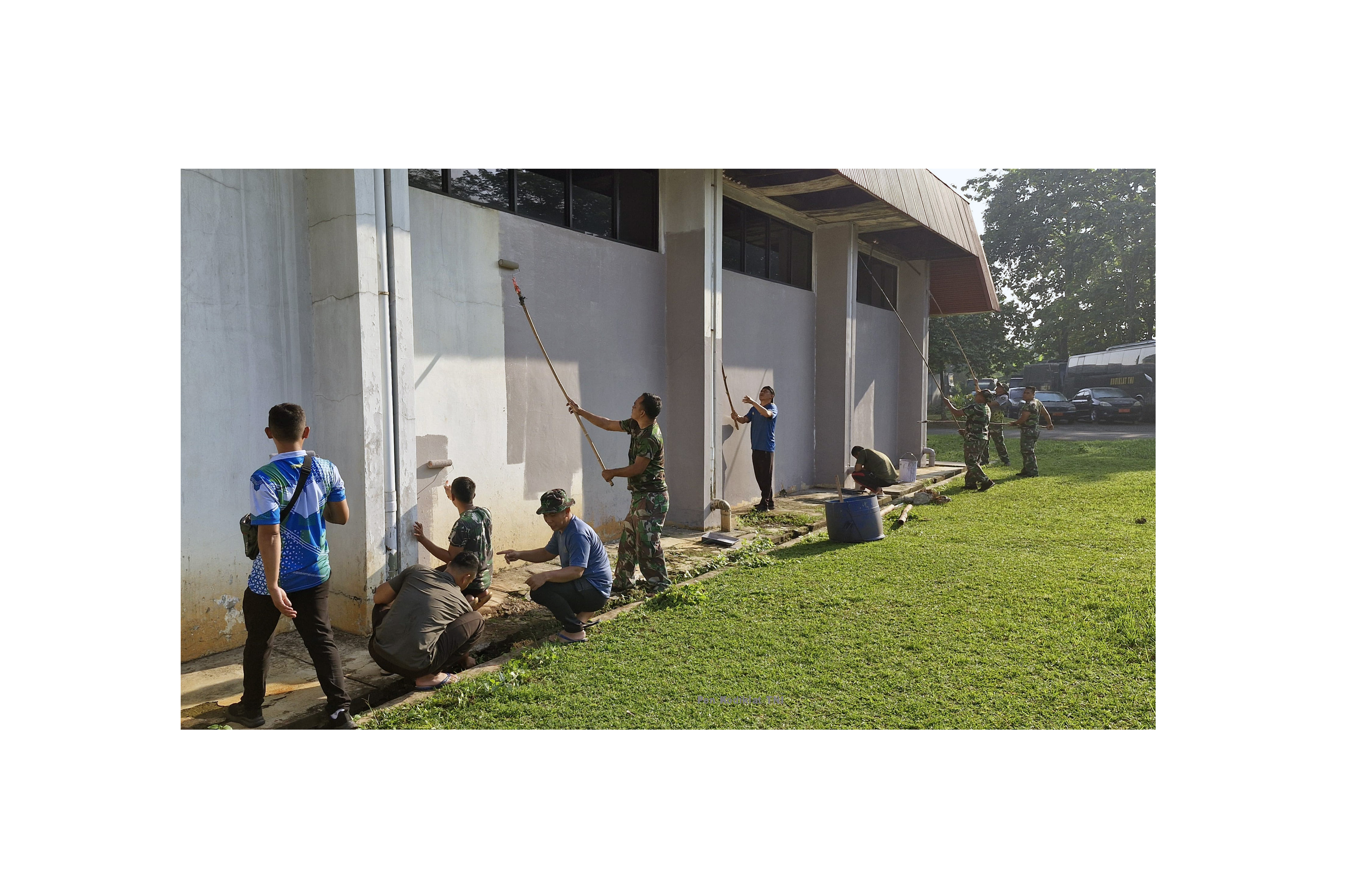 PENGECATAN GUDANG DAN LAPANGAN BULUTANGKIS