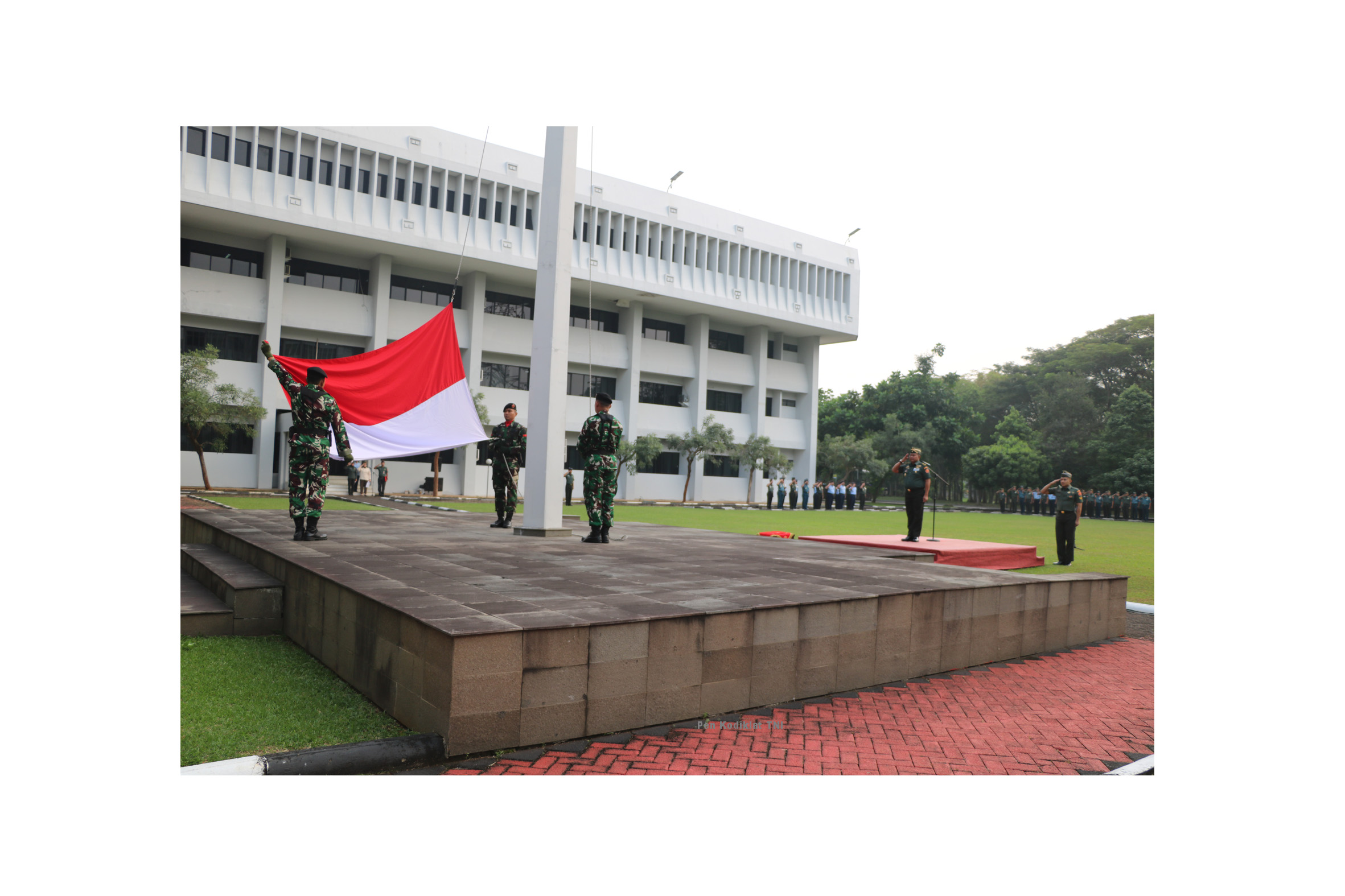 PERSONEL KODIKLAT TNI LAKSANAKAN UPACARA BENDERA
