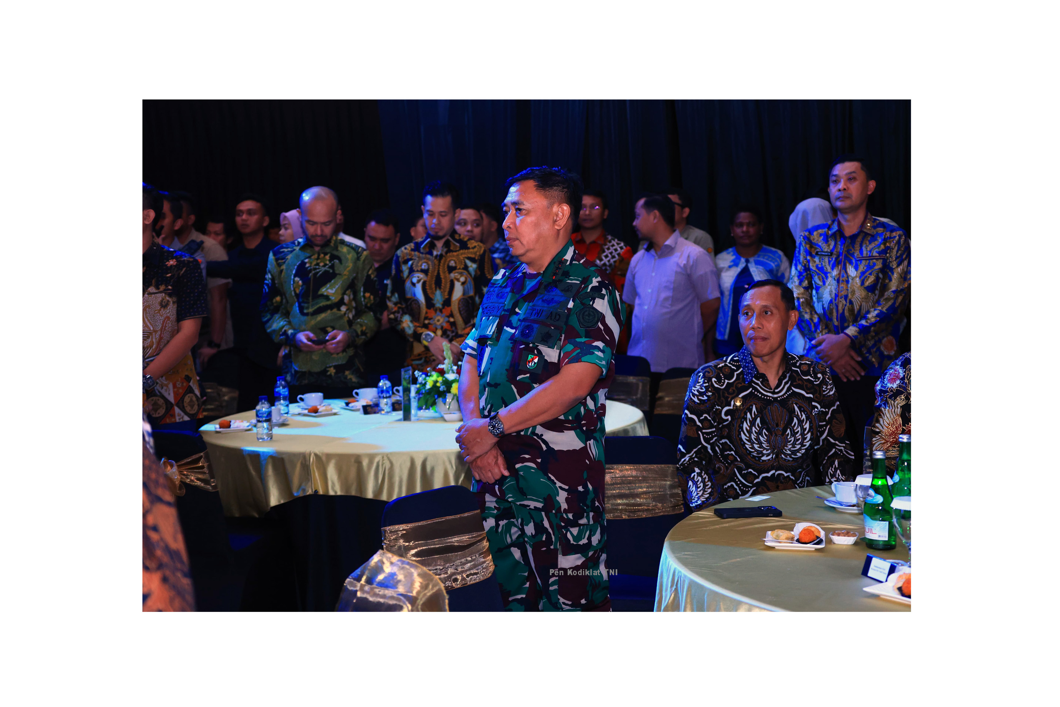 DANKODIKLAT TNI HADIRI MALAM PENGANUGERAHAN HOEGENG AWARDS