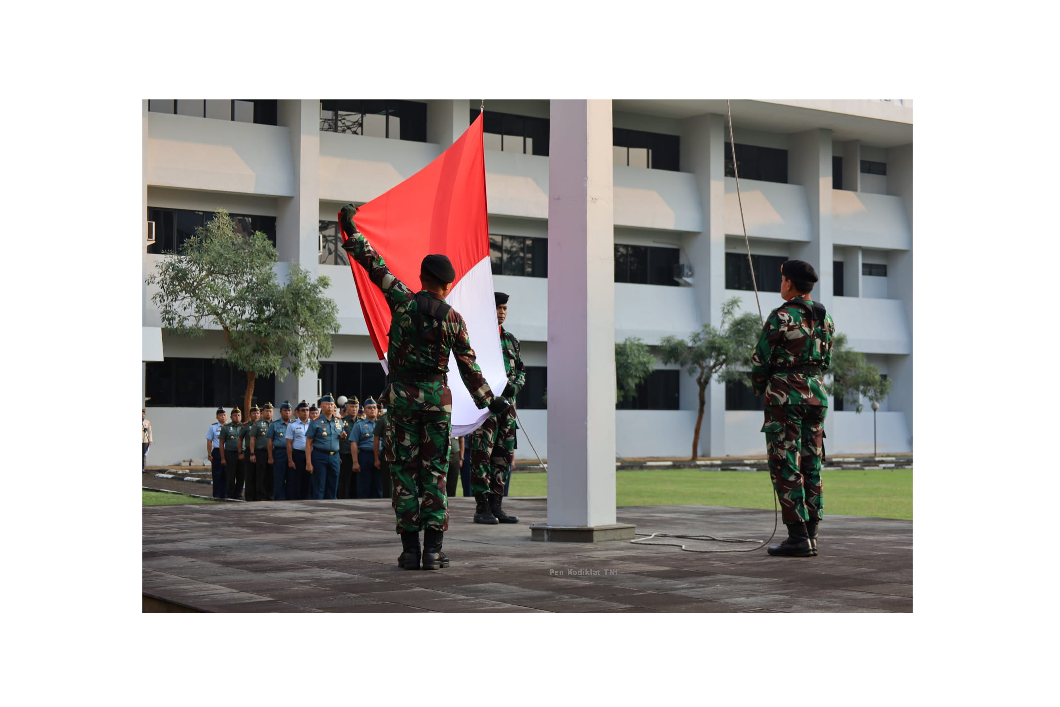 KODIKLAT TNI GELAR UPACARA BENDERA