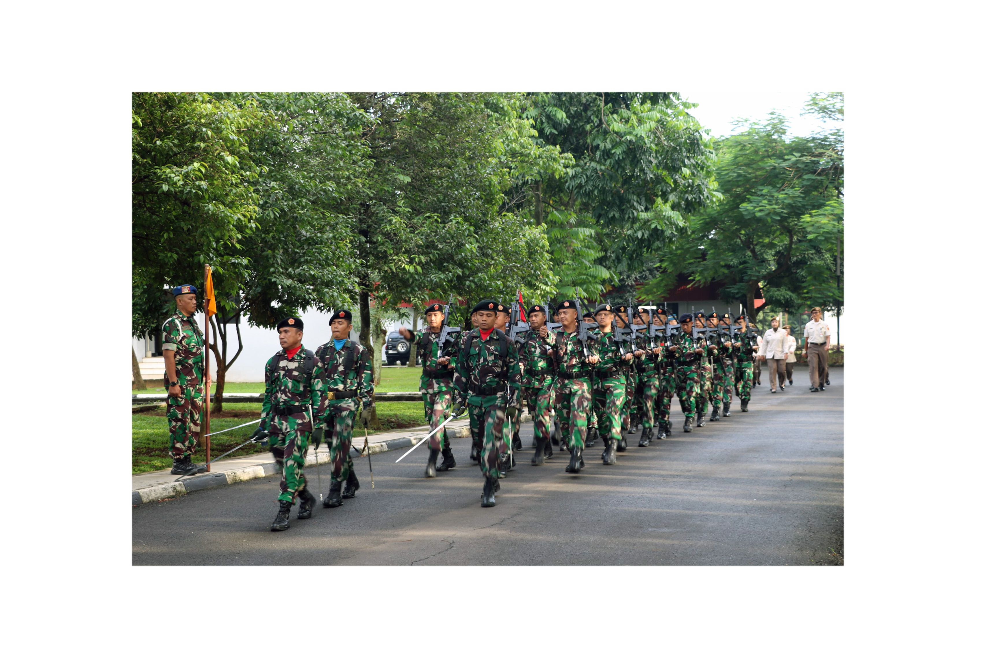 PERSONEL KODIKLAT TNI LAKSANAKAN UPACARA BENDERA DAN LATIHAN DEVILE