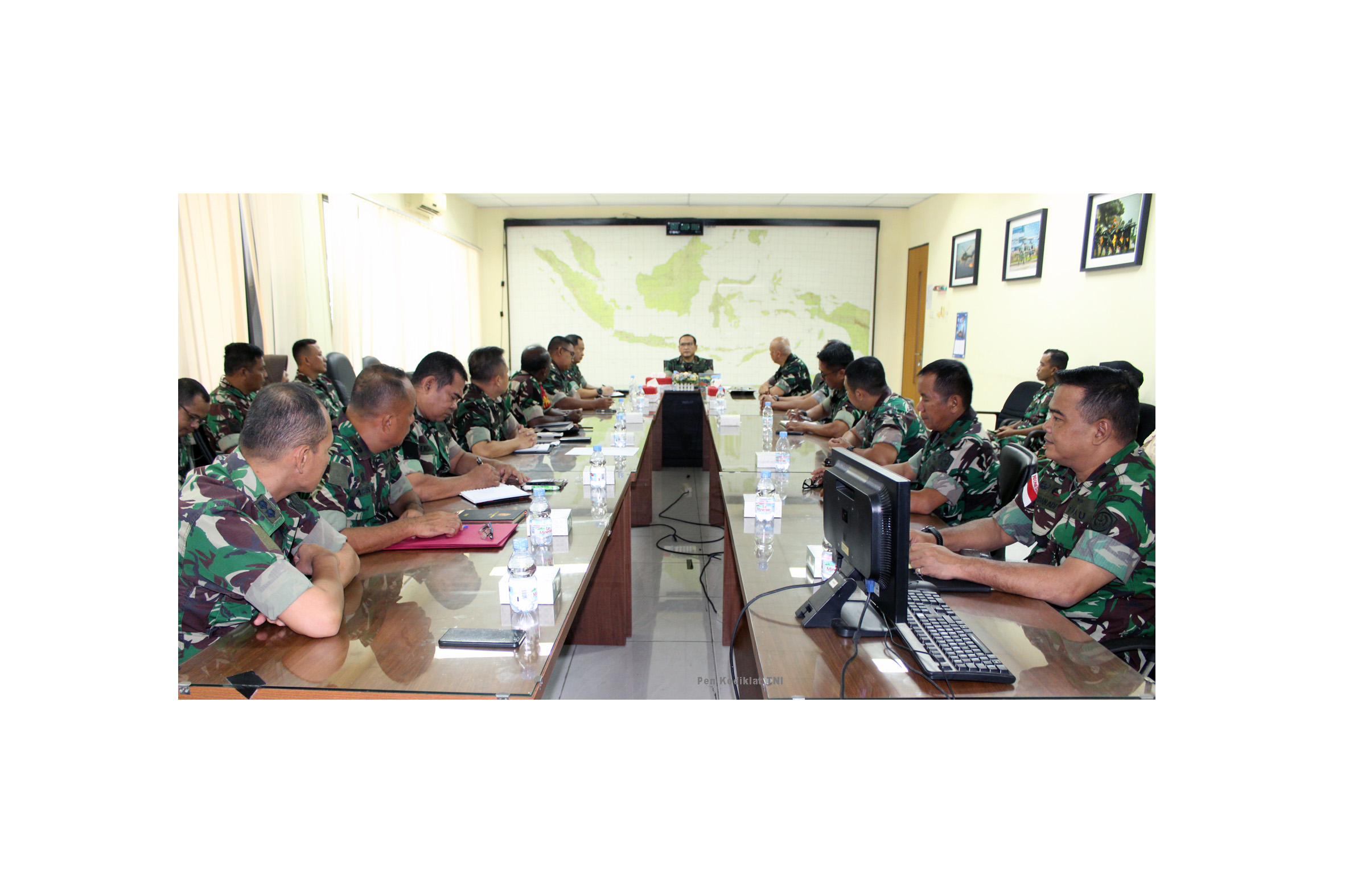 ENTRY BRIEFING DANPUSLAT KODIKLAT TNI BERSAMA STAF
