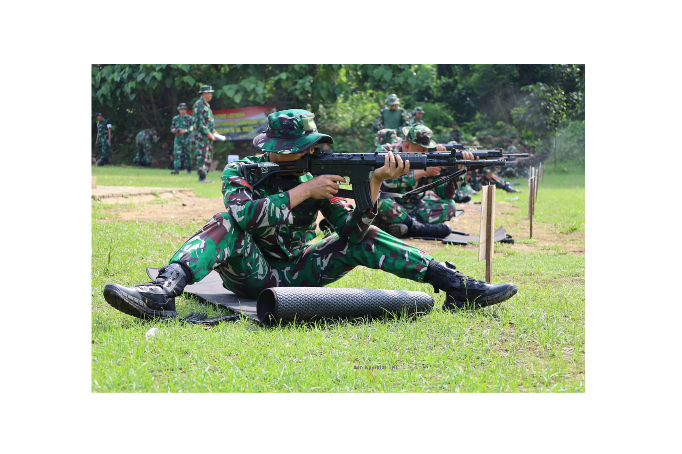 PRAJURIT KODIKLAT TNI LAKSANAKAN LATIHAN MENEMBAK