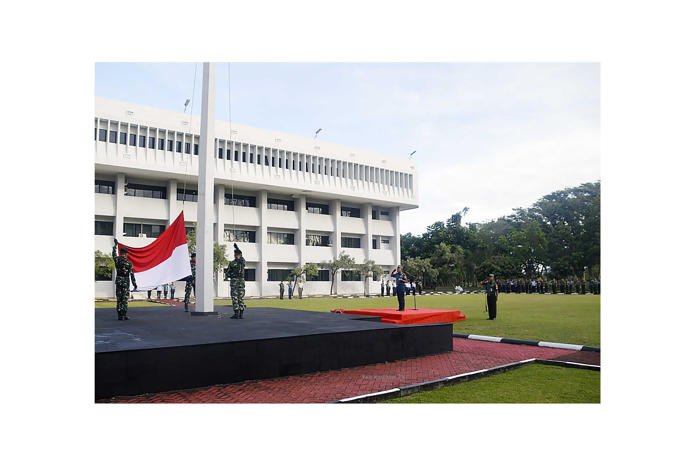 DANPUSDIKBANGSPES KODIKLAT TNI PIMPIN UPACARA 17 AN