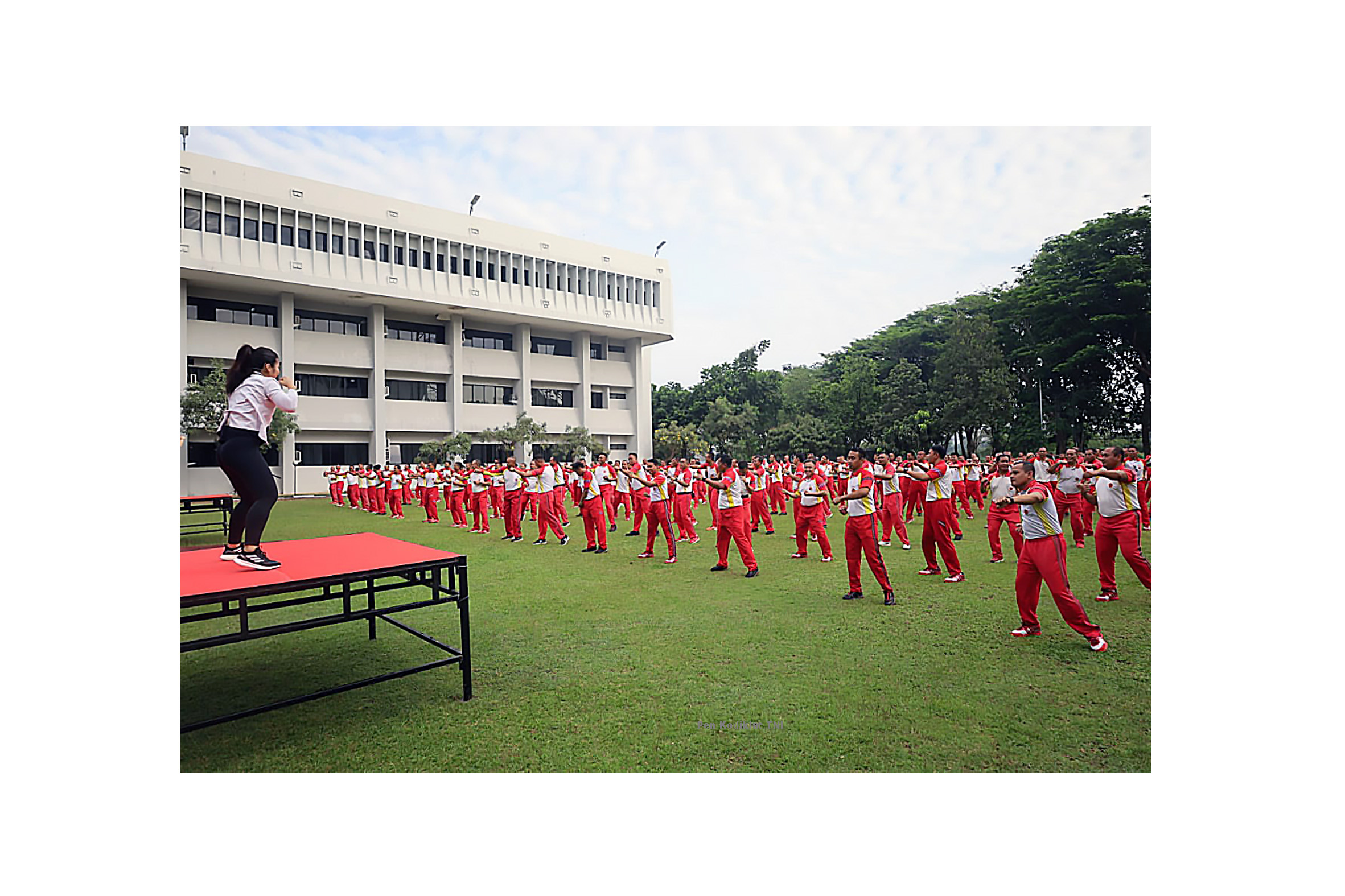 KODIKLAT TNI GELAR OLAHRAGA BERSAMA SENAM BODY COMBAT